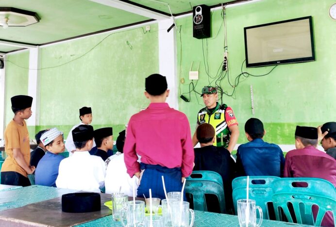 Kunjungi Dayah Ruhul Fatayat, Babinsa Peukan Seulimeum Beri Pesan Kebangsaan kepada Santri