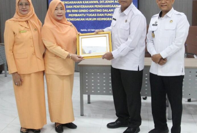 Imigrasi Banda Aceh Serahkan Penghargaan Kepada Rini Gindo