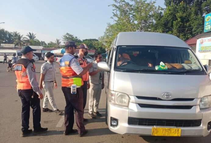 Dishub dan Jasa Raharja Gelar Penertiban Kendaraan Wajib Uji KIR dan Plat Hitam di Terminal Lueng Bata