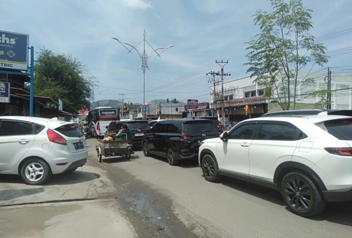 Pengendara Hendak Liburan Terjebak Macet di Simpang Ajun