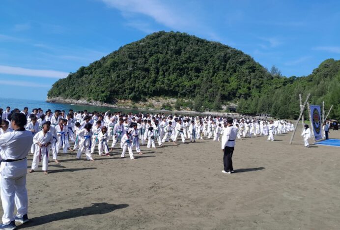380 Taekwondoin Aceh Besar Ikut Ujian Kenaikan Tingkat di Pantai Riting
