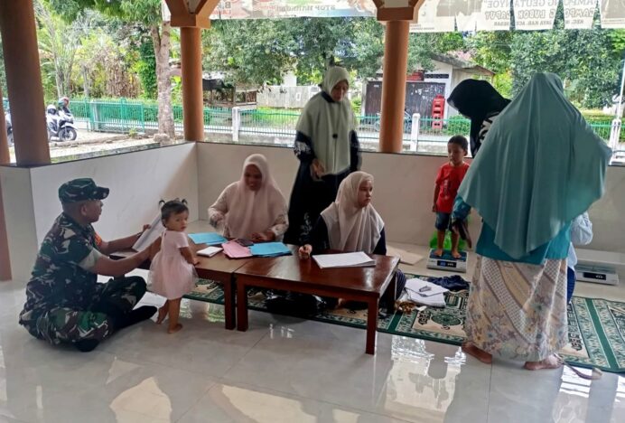 Babinsa Lubuk Gapuy Turut Sukseskan Posyandu demi Masa Depan Bangsa