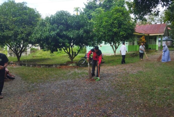Disdik Dayah Aceh Besar Gelar Gotong Royong Bersihkan Kantor Jelang Ramadhan