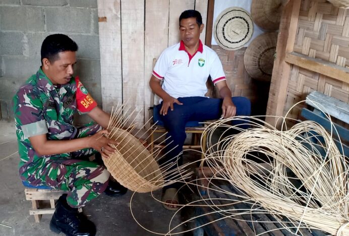Dorong UMKM Lokal, Babinsa Lamgaboh Lhoknga Ikut Produksi Anyaman Rotan Bersama Warga