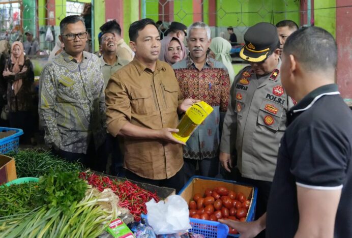 Sidak Pasar H-2 Ramadhan, Pj Wali Kota Sabang Pastikan Harga Kebutuhan Pokok Stabil