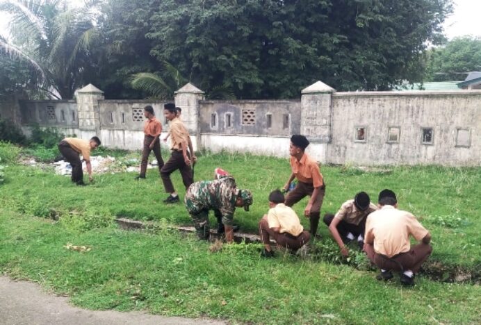 Aksi Nyata! Babinsa Mon Ikeun dan Pelajar SMPN 1 Lhoknga Gotong Royong Bersihkan Area Masjid