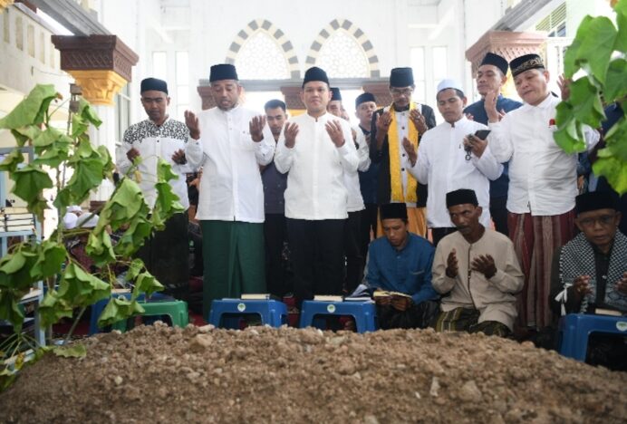 Wakil Gubernur Aceh Fadhlullah Ziarahi Makam Ulama Kharismatik Abu Kuta Krueng