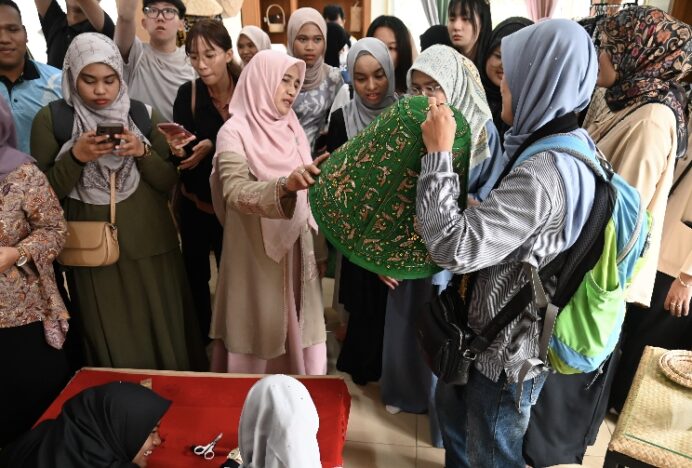 Wakil Ketua Dekranasda Aceh Besar Sambut Mahasiswa University Teknologi Malaysia