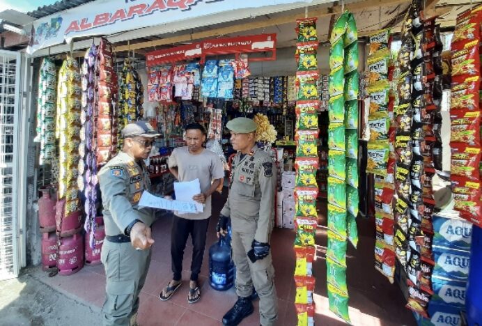 Satpol PP Aceh Besar Berikan Surat Teguran Kedua Kepada Pedagang di Darul Imarah