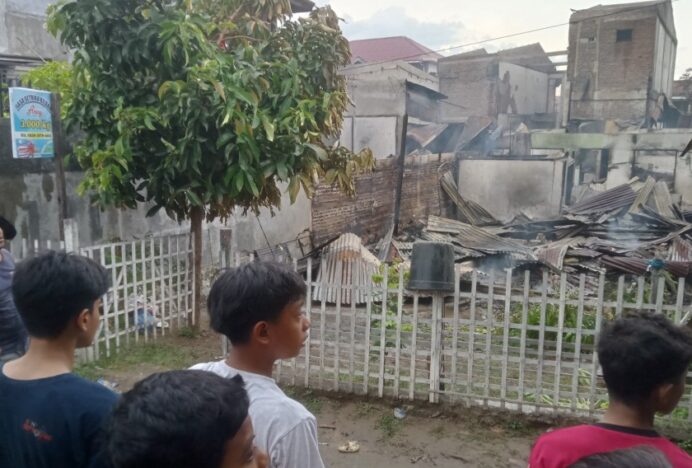 16 Rumah Semi Permanen Terbakar di Teladan, Ateuk Pahlawan