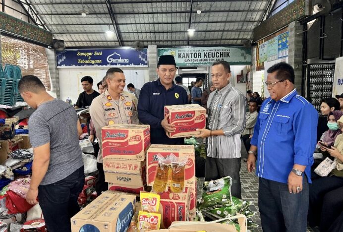 Ketua Fraksi PAN DPRK Banda Aceh Sofyan Helmi Serahkan Bantuan Masa Panik untuk Korban Kebakaran di Ateuk Pahlawan