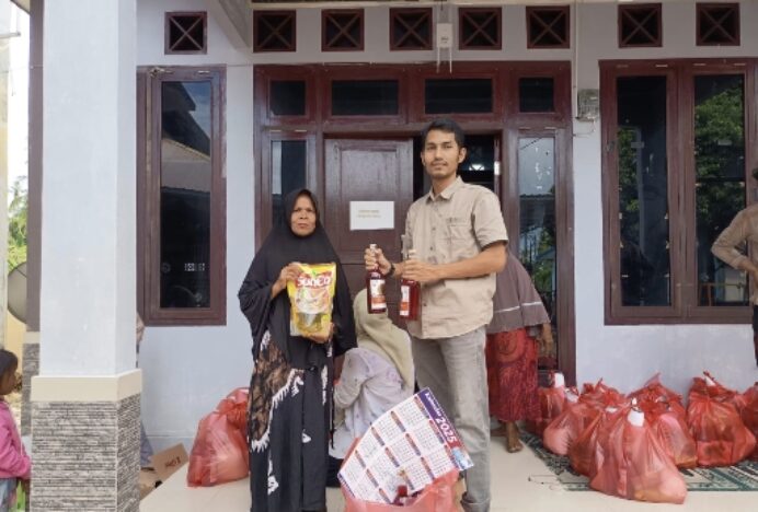 Jelang Tarawih Pertama Gampong Empee Ara Salurkan 90 Paket Sembako Ramadhan