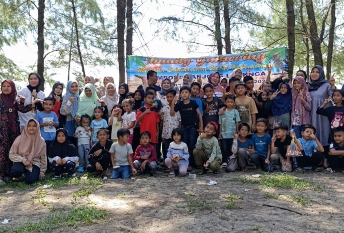 Gampong Tanjong Adakan Family Catering di Pantai Riting