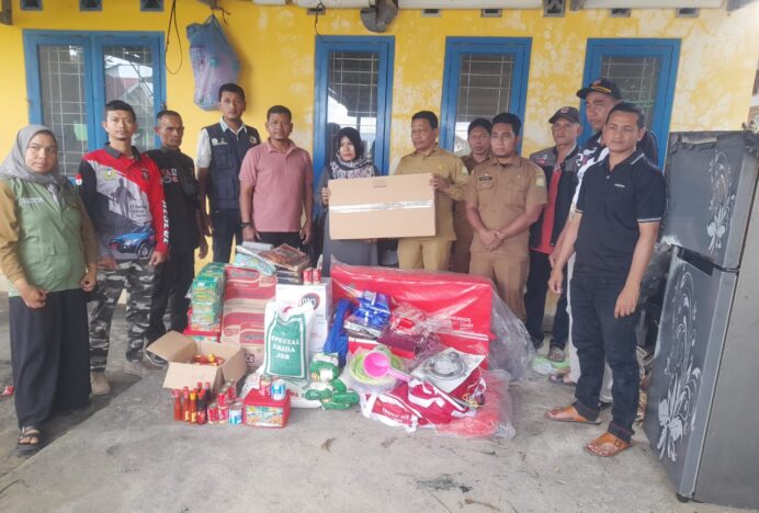 Pemkab Aceh Besar Serahkan Bantuan Masa Panik untuk Korban Kebakaran di Gampong Kajhu