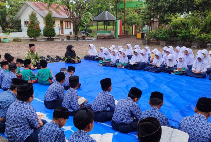 Kepala MIN 6 Aceh Besar Dampingi Siswa dalam Kegiatan Rabu Pagi Menyambut Ramadhan