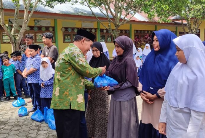 MIN 6 Aceh Besar Berbagi Paket Ramadhan untuk Siswa Yatim dan Kurang Mampu