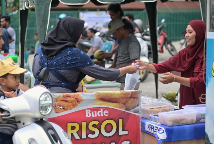 Puasa Perdana, Masyarakat Serbu Lapak Takjil di Pasar Ketapang