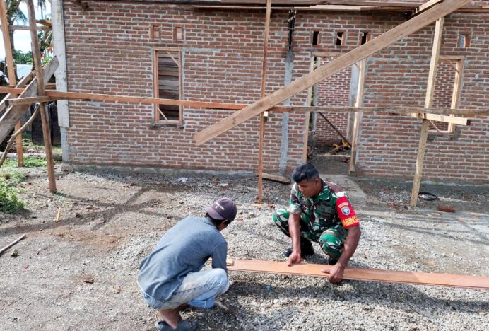 Jiwa Sosial Tinggi, Babinsa Lambaro Tunong Ikut Berperan dalam Pembangunan Rumah Warga
