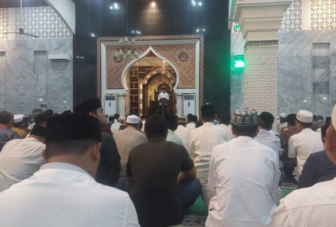 Shalat Tarawih di Masjid An-Nur Ie Masen Kayee Adang Membludak