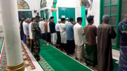 Menebar Kebaikan di Bulan Ramadhan, Anggota Koramil 03/Lhoknga Manunggal Subuh Bersama Warga