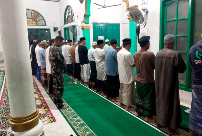 Menebar Kebaikan di Bulan Ramadhan, Anggota Koramil 03/Lhoknga Manunggal Subuh Bersama Warga