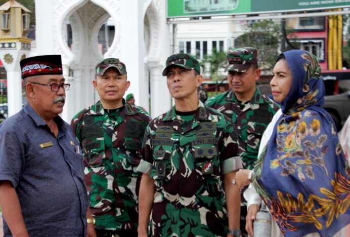 Kasdim 0101/KBA Dampingi Asops Kasad Jelajahi Ikon Wisata Sejarah di Serambi Mekkah