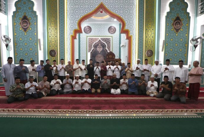 Lanjutkan Safari Ramadhan, Wakil Wali Kota Afdhal Tarawih Bersama Warga Gampong Ilie Ulee Kareng
