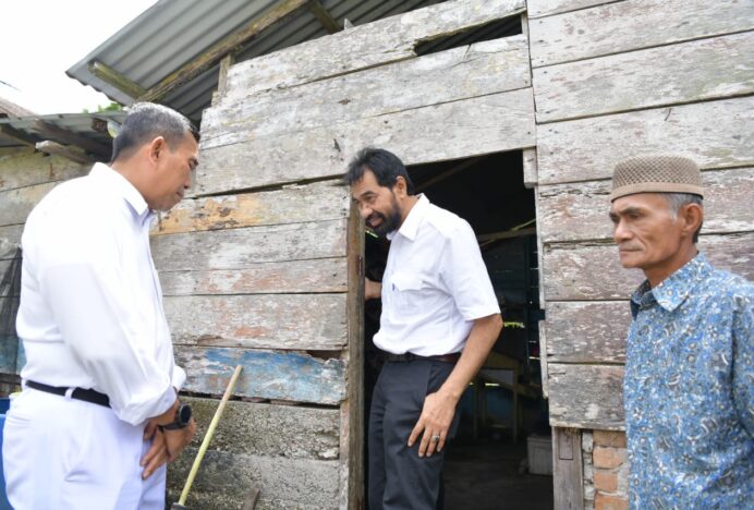 Gubernur Muzakir Manaf Verifikasi Langsung Penerima Bantuan RLH di Simeulue