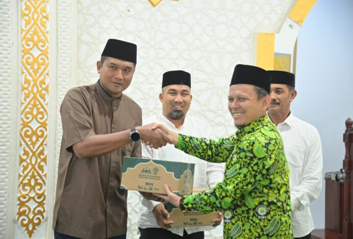 Pemkab Aceh Besar Bersama DMI Aceh Salurkan Bantuan Alat Kebersihan untuk Masjid