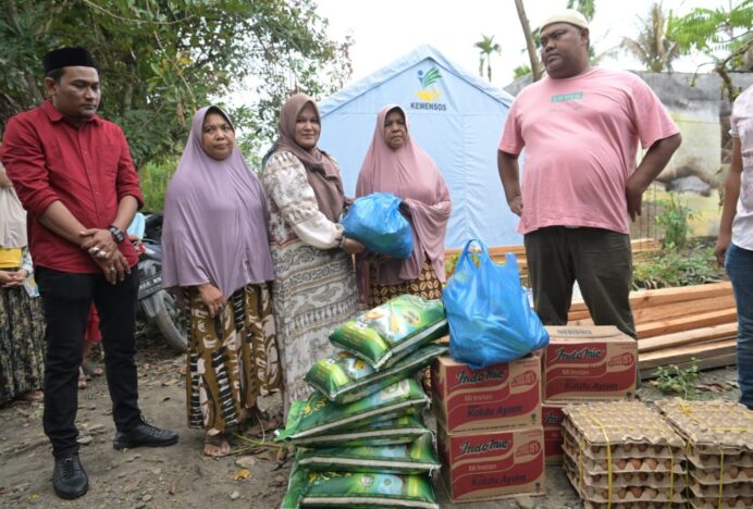 Istri Wagub Aceh Serahkan Bantuan untuk Korban Kebakaran Rumah di Bireuen