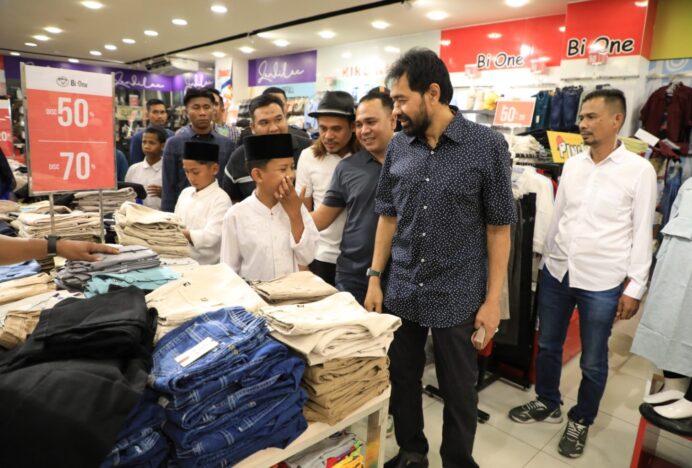Mualem Boyong 120 Anak Yatim Belanja Baju Lebaran di Suzuya Lhokseumawe
