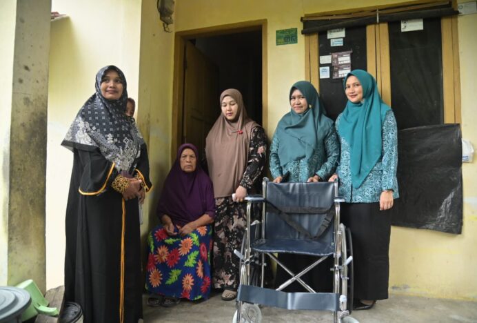 Istri Bupati Aceh Besar Salurkan Bantuan Sembako dan Kursi Roda