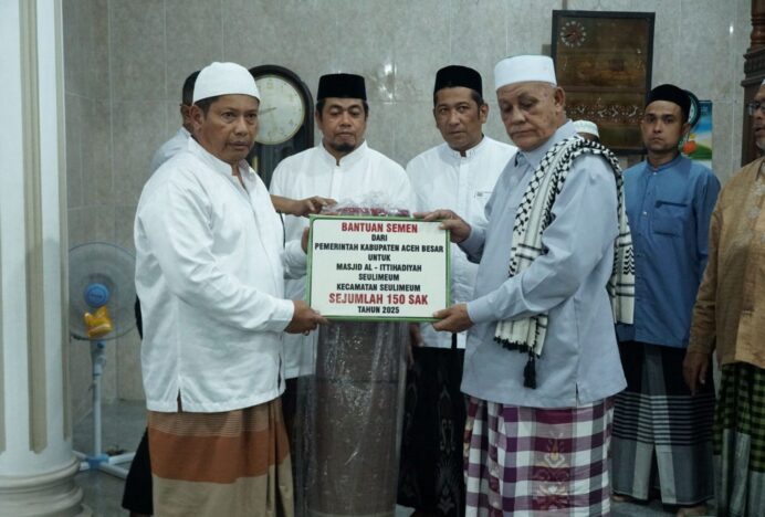 Pemkab Aceh Besar Serahkan 150 Sak Semen untuk Masjid Al Ittihadiyah Seulimuem