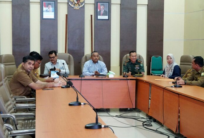 Rakor Pengendalian Inflasi: Danramil 01/Seulimuem Dampingi Pemkab Aceh Besar Bahas Strategi Ekonomi