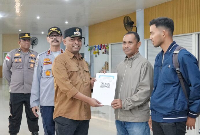 Pj Wali Kota Sabang bersama Forkopimda Serahkan Tiket Kapal Gratis Kepada Pemudik