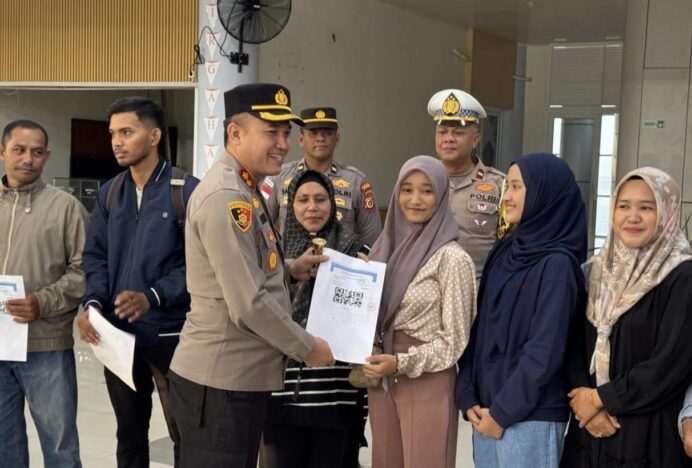 Kapolres Sabang Bersama Forkopimda Bagikan Tiket Mudik Gratis di Pelabuhan Balohan