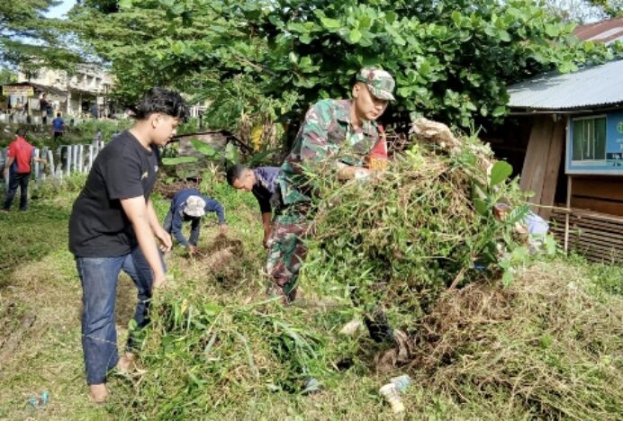 Koramil 02/Suka Makmur dan Masyarakat Bersihkan Lingkungan