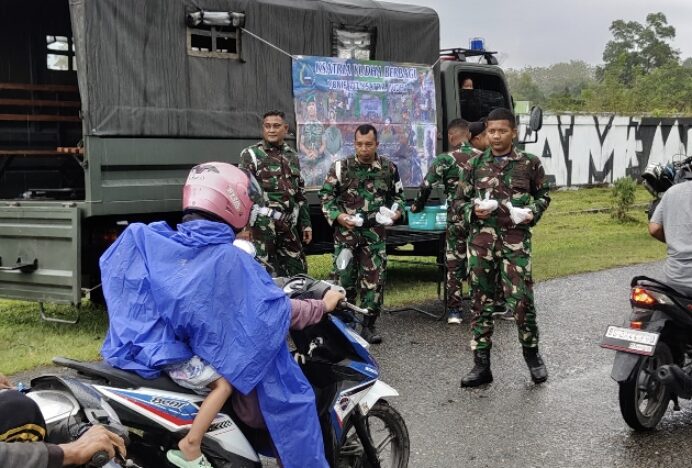 Yonif 117/KY Bagikan Takjil Gratis di Kota Jantho