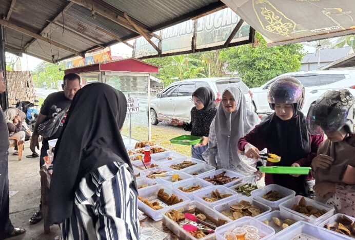 Istri Wagub Aceh Ajak Masyarakat Belanja Takjil Produk UMKM Lokal