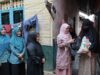 Wakil Ketua TP-PKK Aceh Besar Door to Door Serahkan Bantuan Sosial untuk Warga Kurang Mampu