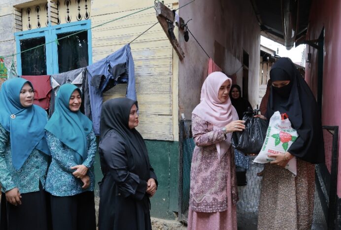 Wakil Ketua TP-PKK Aceh Besar Door to Door Serahkan Bantuan Sosial untuk Warga Kurang Mampu