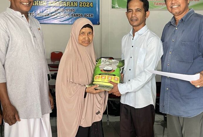 Perangkat dan Tuha Peut Gampong Mibo Salurkan 60 Paket Lebaran untuk Janda dan Duda Kurang Mampu