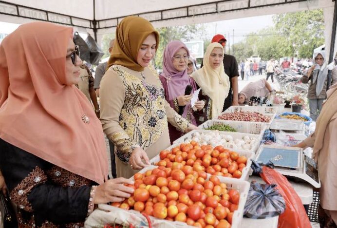 Istri Gubernur Aceh Belanja di Pasar Tani