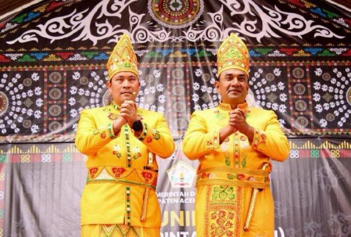 Bupati dan Wabup Aceh Tengah Jalani Adat “Munik Ni Reje”