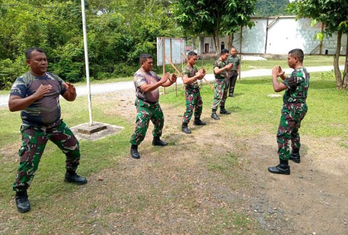 Tingkatkan Kesiapan Fisik, Anggota Koramil 19/Leupung Asah Bela Diri Taktis di Halaman Makoramil