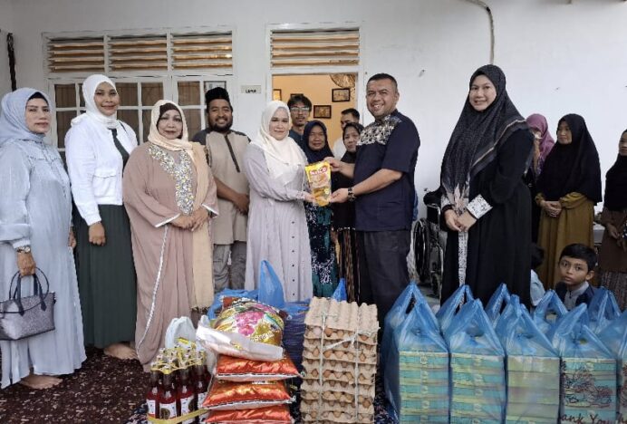 Istri Wagub Aceh Bagi Takjil dan Sembako ke Sejumlah Rumah Singgah di Banda Aceh