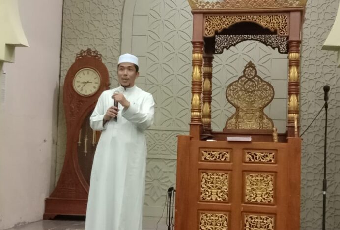 Di Masjid Baitussalihin Pulo Sarok, Ust. H. Azhar Sampaikan Tausiyah: Sedekah Pembuka Pintu Rezeki