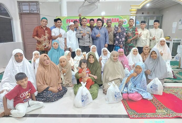 Pembagian Paket Lebaran Kepada Masyarakat Di Gampong Sihom Cot