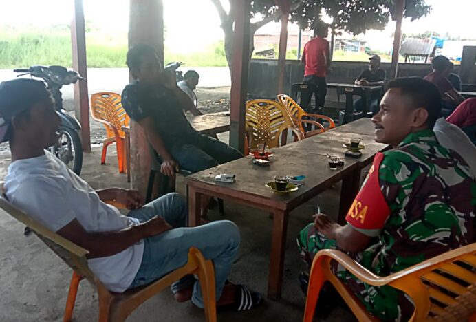 Babinsa Lamtamot Jalin Kedekatan Lewat Ngopi Bareng Warga