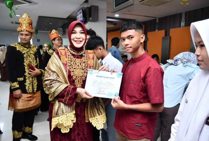 Wali Kota Illiza Serahkan e-KTP Perdana bagi Remaja Kelahiran 22 April di Momen HUT ke-820 Kota Banda Aceh